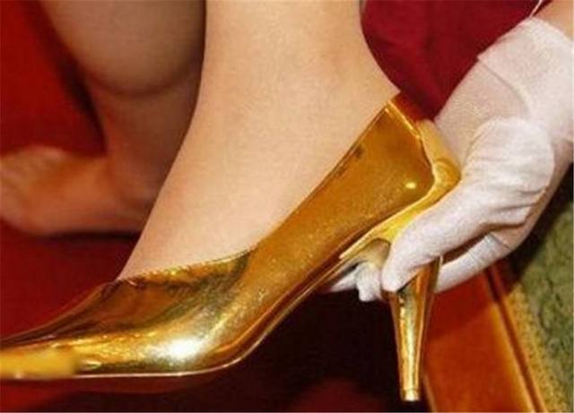 這些黃金制品你們見過(guò)嗎?竟有黃金的馬桶和黃金胸罩,你會(huì)用嗎?